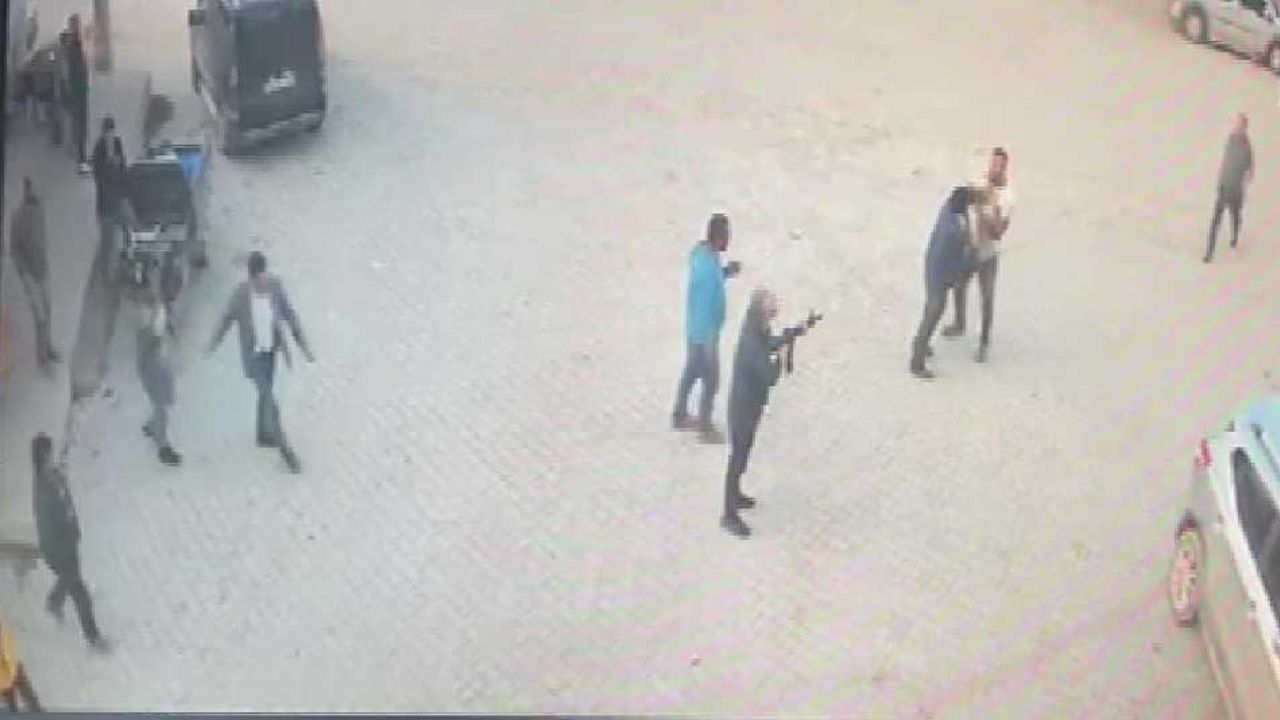 Kendisine silah doğrultan adamın üzerine yürüyüp bıçakla öldürdü