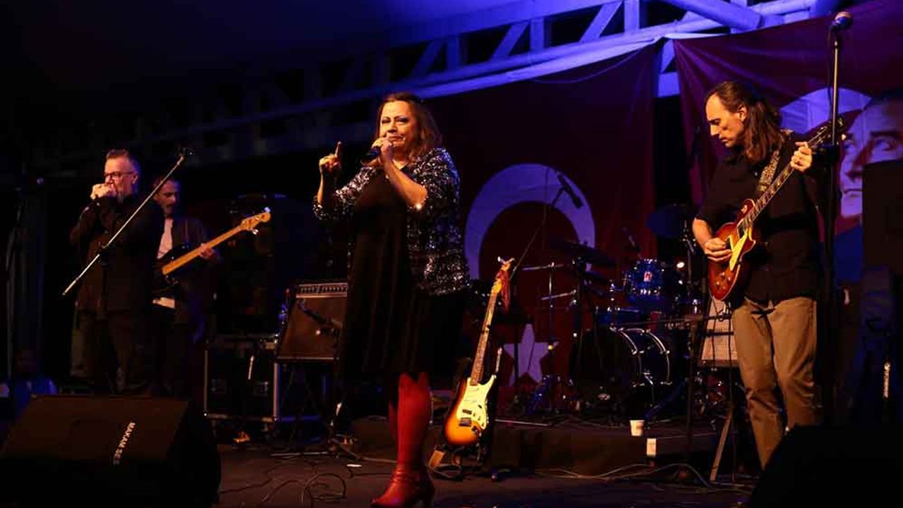 Cumhuriyet coşkusu Denizli’de müzik ve dansla taçlandı