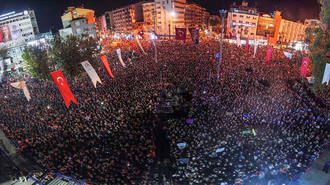 On binler Delikliçınar Meydanı’nda Cumhuriyet için buluştu