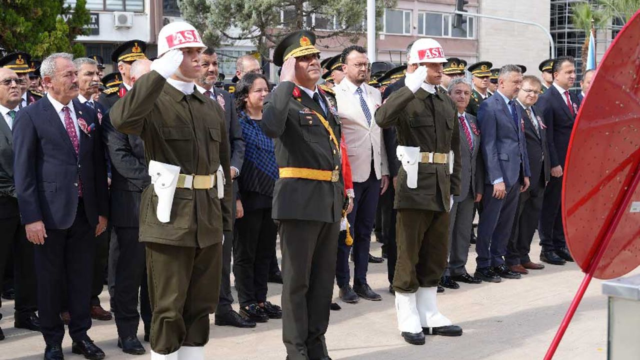 Denizli’de Cumhuriyetin 102. yıldönümü kutlamaları çelenk sunumuyla başladı
