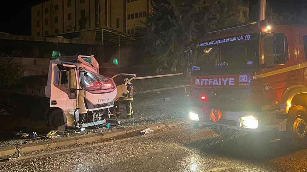Yağışta yoldan çıkan kamyonet sürücüsü yaralandı