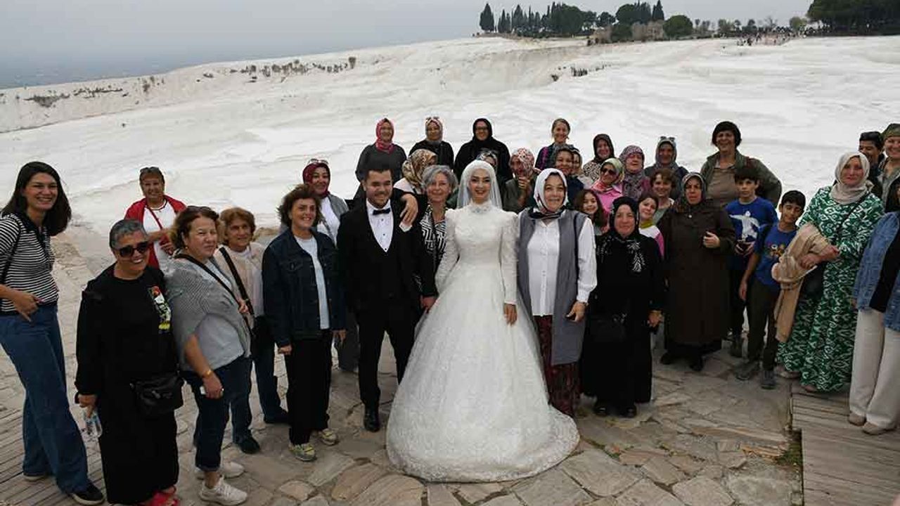 Düğün çekimi için Pamukkale travertenlerine giden çift için turistler takı kuyruğu oluşturdu