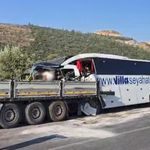 Yolcu Otobüsü Tıra Arkadan Çarptı: 2 Ölü, 3'ü Ağır 18 Yaralı