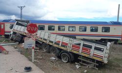 Eskişehir-Denizli Treni tıra çarptı!