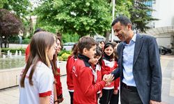 Başkan Çavuşoğlu, genç yüzücüleri Antalya'ya uğurladı