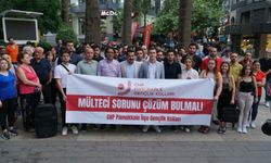 "Bayrak yakanla dost olunmaz"