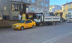 Denizli'de Freni boşalan kamyon taksi durağına daldı