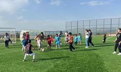 Annelerle oğullarının yeşil sahadaki mücadelesi gülümsetti