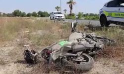 Kaldırıma çarpıp 30 metre savrulan motosikletin sürücüsü ağır yaralandı