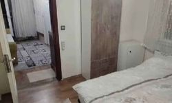 Evini aparta çevirip, prizlere gizli kamera yerleştirdi