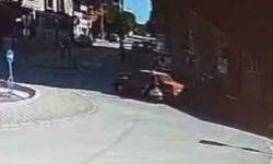 Aniden kavşağa giren otomobil, kadın motosiklet sürücüsüne çarptı