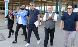 Böyle tepki görülmedi, mahkeme kararını davul zurnayla belediyeye teslim etti