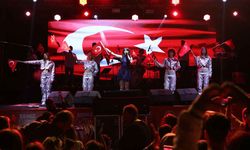 Şarkıcı Melis Fis Merkezefendi'yi Coşturdu