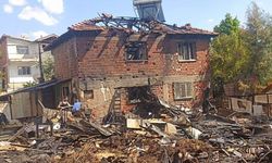 Tutuşan perde onca yıllık emeklerini küle çevirdi