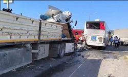 Tır, kırmızı ışıkta bekleyen otobüs ve otomobile çarptı: 6 yaralı