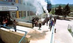 Meşale ve konfetilerle uğurlanan emektar öğretmenden duygulandıran öğütler