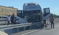 Denizli'de Kontrolden Çıkan Tır Refüje Çarptı
