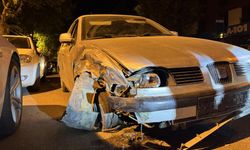 Denizli'de Park Halindeki 2 Araca Çarpan Sürücü Kaçtı