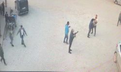 Kendisine silah doğrultan adamın üzerine yürüyüp bıçakla öldürdü
