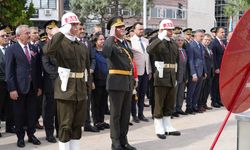 Denizli’de Cumhuriyetin 102. yıldönümü kutlamaları çelenk sunumuyla başladı