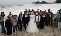 Düğün çekimi için Pamukkale travertenlerine giden çift için turistler takı kuyruğu oluşturdu
