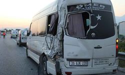 Kamyon emniyet şeridinde bekleyen işçi servisine çarptı: 1 ölü