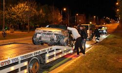 Kontrolden çıkan otomobil önce kaldırıma sonra orta refüjdeki Yavaş levhasına çarptı