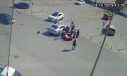 Otomobil motosiklet ile çarpıştığı kaza güvenlik kamerasına yansıdı