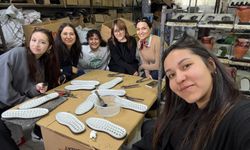 Öğrenciler babalarına ayakkabı yaptı