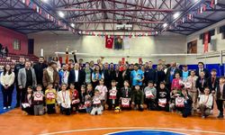 Çal'da düzenlenen voleybol turnuvasında final maçları heyecanı zirveye taşıdı