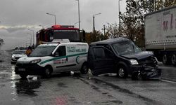 Kamyonun çarptığı hafif ticari araç 50 metre savruldu: 1 ölü, 2 yaralı