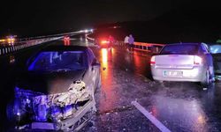 Bariyere vurup savrulan araca çarptı: 4 yaralı