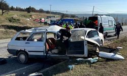 İki otomobilin çarpıştığı kazada yaşlı çift hayatını kaybetti