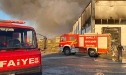 Yoğun uğraşlar sonucu söndürülen alevler fabrikayı kullanılamaz hale getirdi