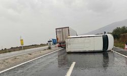 Kontrolden çıkan minibüs devrildi; 1 yaralı