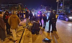 Direksiyon kontrolünü kaybeden motosiklet sürücüsü yön tabelasına çarptı; 2 yaralı