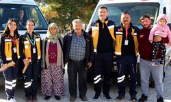 İki kez hayatını kurtaran sağlık çalışanlarını her fırsatta ziyaret ediyor