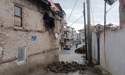 Denizli’de metruk kerpiç binanın duvarı çöktü