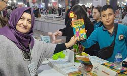 Yazar öğretmen kitap fuarında öğrencilerle buluştu