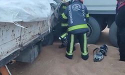 Yoldan çıkan sürücü seyir halindeki tıra çarptı