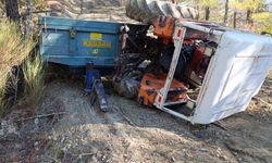 Devrilen traktör sürücüsü itfaiye tarafından kurtarıldı