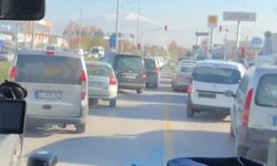 Denizli'de duyarlı sürücülerin fermuar sistemi ile yol verdiği anlar kamerada