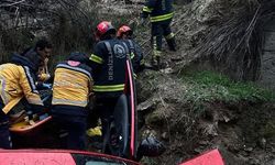 Uçuruma yuvarlanan araçta bulunan 2'si çocuk 5 kişi yaralandı