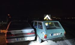 Buldan’da iki otomobil çarpıştı; 2 yaralı