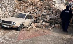 Çöken istinat duvarı iki aracı yuttu