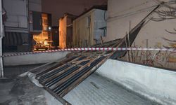 Denizli’de fırtına ağaçları devirdi, çatıları uçurdu