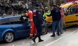İki aracın kafa kafaya çarpıştığı kazada 2 yaşındaki çocuk hayatını kaybetti: 6 yaralı