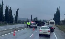 Buldan’da portakal yüklü kamyon refüje devrildi