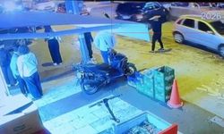 Aniden hareket eden otomobil yaya ve araçların arasına daldı