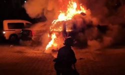 Denizli’de park halindeki araç alev alev yandı